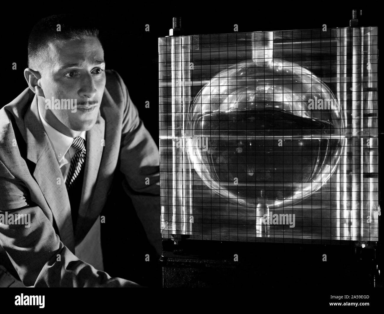 Andy Stofan viste di un piccolo serbatoio integrato per studiare le caratteristiche di fanghiglia di idrogeno liquido a livello nazionale Aeronautica e Spaziale Administration (NASA) Lewis Research Center ca. 1960 Foto Stock