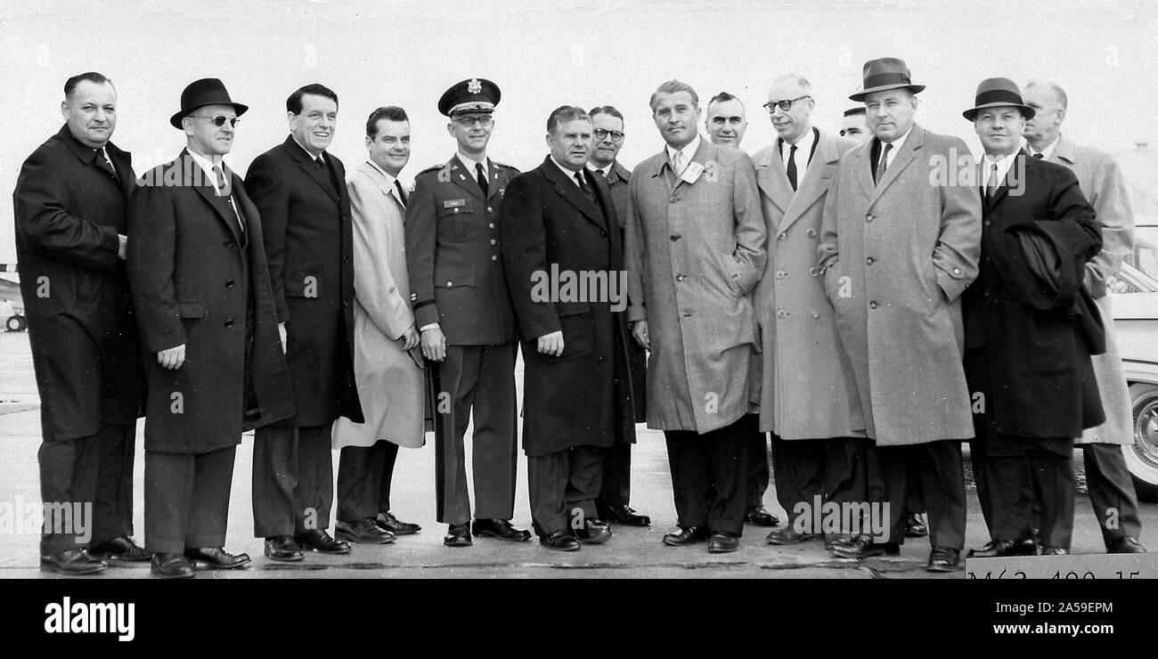 Centro MSFC Direttore Von Braun, Wernher-Dr (8 da sinistra) con i membri del Parlamento Comitato dello Spazio, 1962 i membri della commissione per l'Assemblea di scienza e Astronautica visitato il Marshall Space Flight Center (MSFC) il 9 marzo 1962 per raccogliere informazioni di prima mano della nazione di spazio del programma di esplorazione. Il gruppo del Congresso era composta di membri della sottocommissione Marned volo spaziale. Presieduta dal rappresentante Olin E. Teague del Texas, altri membri erano James G. Fulton, Pennsylvania; Ken Heckler, West Virginia; R. Walter Riehlman, New York; Richard L. Roudebush,, Indiana; Giovanni Foto Stock Centro MSFC Direttore Von Braun, Wernher-Dr (8 da sinistra) con i membri del Parlamento Comitato dello Spazio, 1962 i membri della commissione per l'Assemblea di scienza e Astronautica visitato il Marshall Space Flight Center (MSFC) il 9 marzo 1962 per raccogliere informazioni di prima mano della nazione di spazio del programma di esplorazione. Il gruppo del Congresso era composta di membri della sottocommissione Marned volo spaziale. Presieduta dal rappresentante Olin E. Teague del Texas, altri membri erano James G. Fulton, Pennsylvania; Ken Heckler, West Virginia; R. Walter Riehlman, New York; Richard L. Roudebush,, Indiana; Giovanni Foto Stock