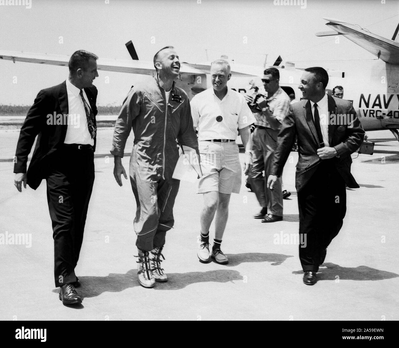(5 luglio 1961) --- astronauta Alan B.Shepard Jr. arriva a Grand Bahama Island ed è accolto da astronauti Virgil I. (GUS) Grissom (destra) e Donald Slayton (sinistra) e anche da Keith Lindell (tra Shepard e Grissom) dopo il primo americano sottorbitale volo. Foto Stock