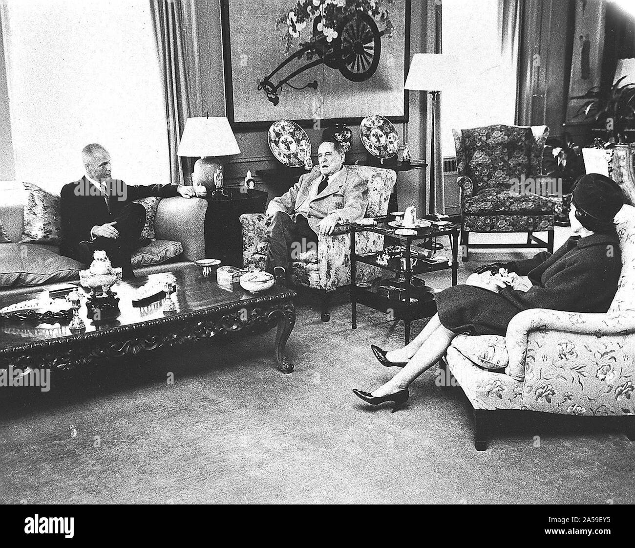 (1962) --- astronauta John H. Glenn Jr e moglie visita con General Douglas MacArthur in The Waldorf Astoria Hotel. Foto Stock