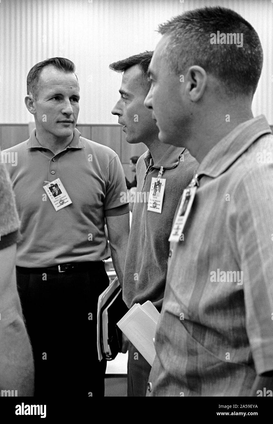 (20 marzo 1965) --- Il primo equipaggio della NASA Gemini-Titan 3 missione, gli astronauti John W. Young (centro), pilota; e Virgil I. Grissom (in primo piano), il comando pilota, tenere una discussione al Gemini veicolo di lancio di riunione di riesame tenutasi il 20 marzo 1965, con l'astronauta Edward H. White II, pilota per la GT-4 missione. Foto Stock