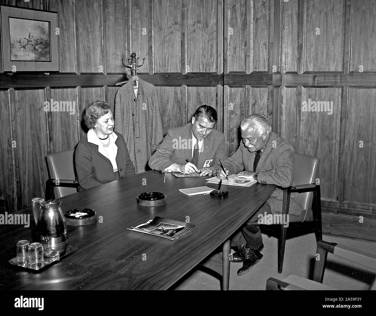 Il Sig. Sig.ra Arthur Fiedler del Boston Pops Orchestra e il dottor von Braun nel suo ufficio durante la Fiedlers' visita al Marshall Space Flight Center (MSFC) su marzo, 23, 1962. Foto Stock Il Sig. Sig.ra Arthur Fiedler del Boston Pops Orchestra e il dottor von Braun nel suo ufficio durante la Fiedlers' visita al Marshall Space Flight Center (MSFC) su marzo, 23, 1962. Foto Stock