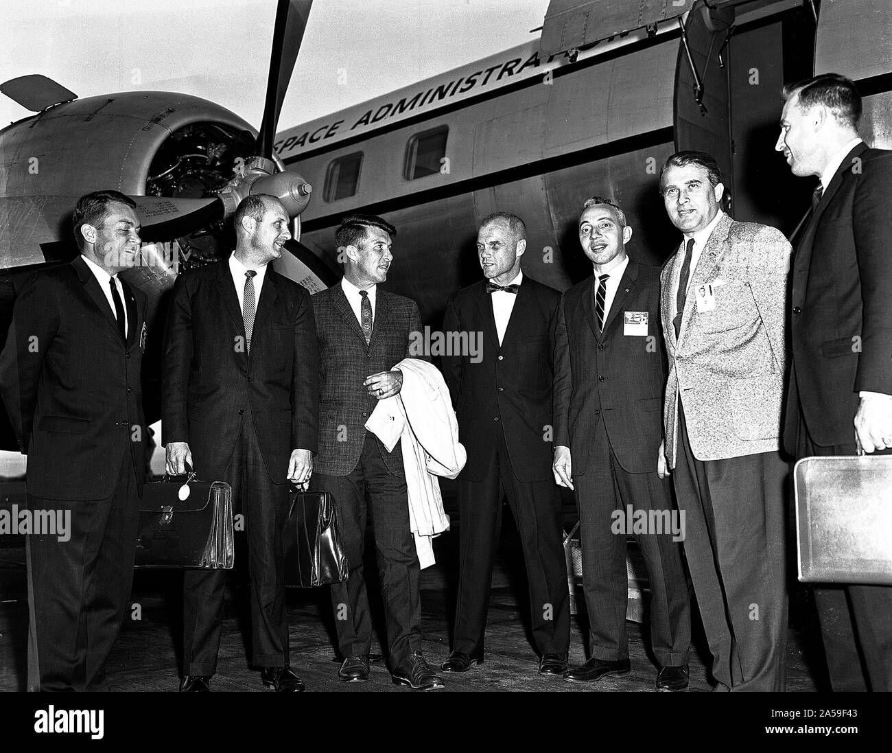 Questa fotografia è stata presa nel settembre 1962 durante un tale visita. Da sinistra a destra sono Elliot vedere, Tom Stafford, Wally Schirra, John Glenn, Brainerd Holmes, il dottor von Braun, e Jim Lovell. Foto Stock