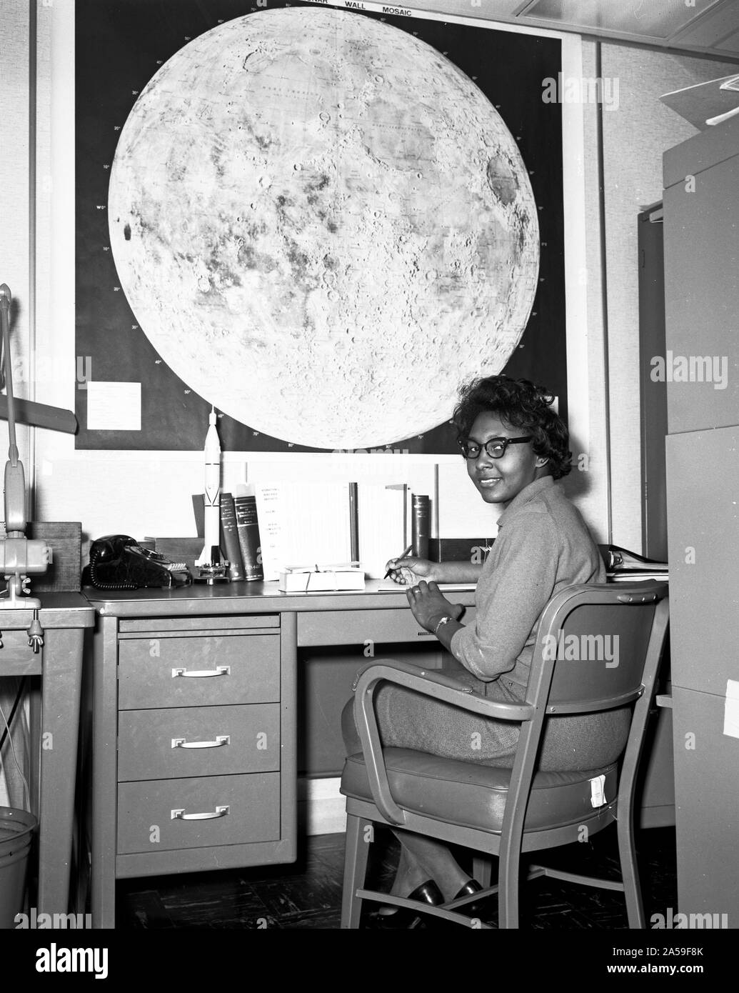 Jeanette Scissum unita di NASA Marshall Space Flight Center nel 1964 dopo aver conseguito il bachelor e master in matematica da Alabama A&M University. Foto Stock Jeanette Scissum unita di NASA Marshall Space Flight Center nel 1964 dopo aver conseguito il bachelor e master in matematica da Alabama A&M University. Foto Stock