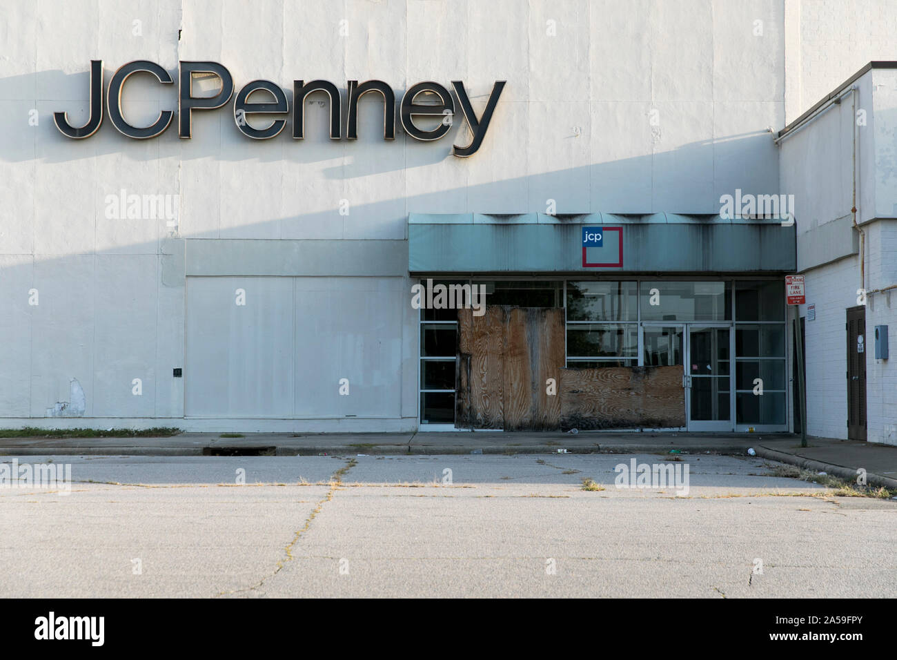 Un logo segno esterno di una chiusa e abbandonata J. C. Penney store in Wilson, Carolina del Nord il 14 settembre 2019. Foto Stock