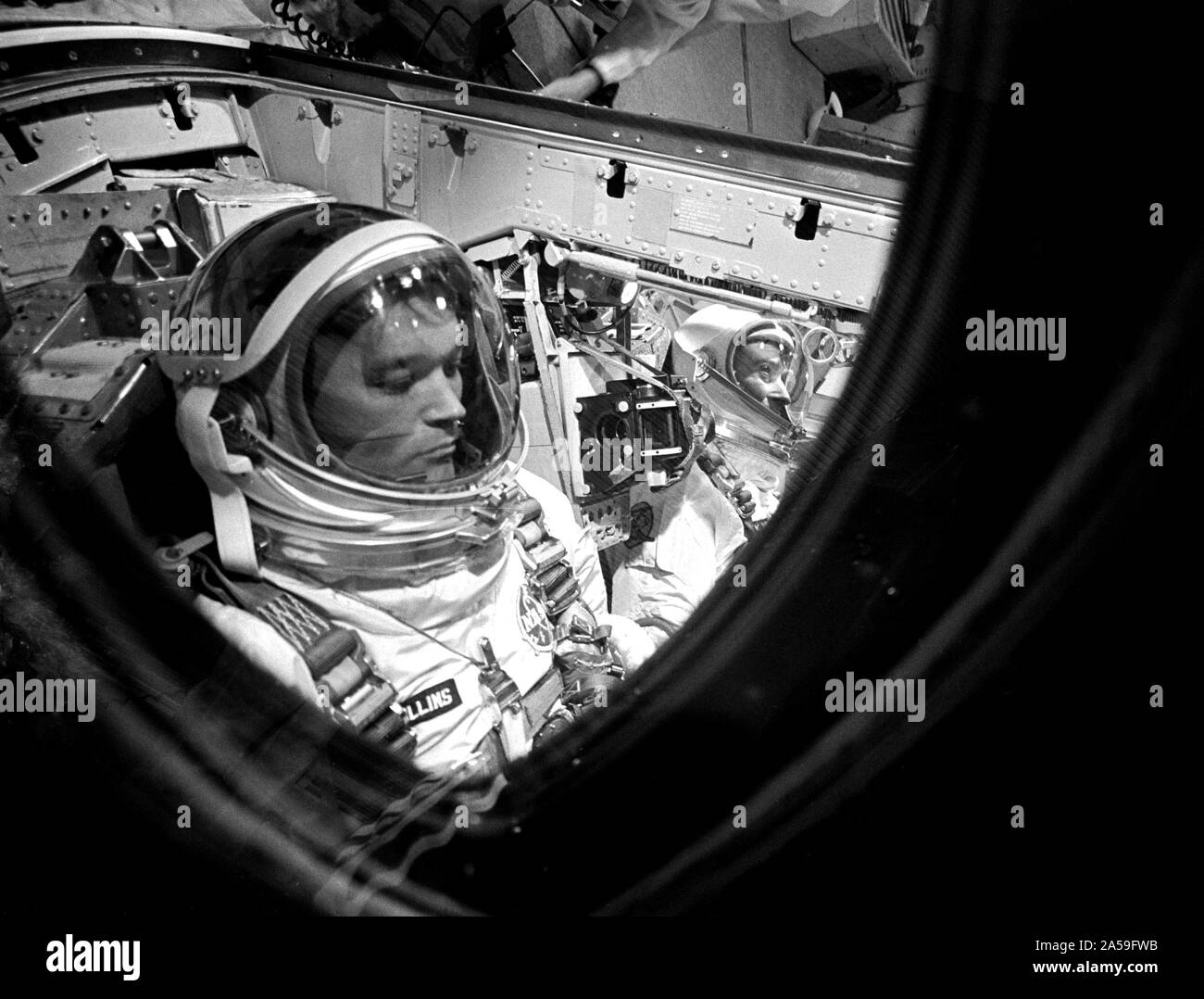 (18 luglio 1966) --- Close-up di astronauta Michael Collins, Gemini-10 pilota, come eseguire le regolazioni finali e controlli in navicelle Gemini prelaunch durante il conto alla rovescia. In sfondo a destra è astronauta John W. Young, il comando pilota. Foto Stock