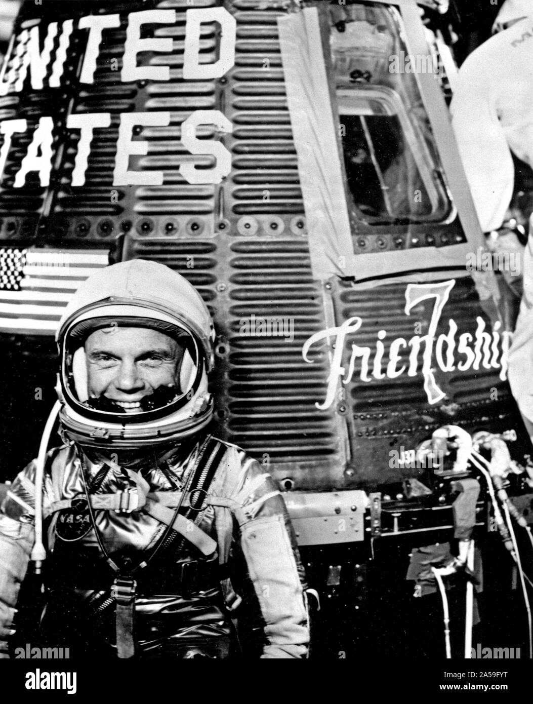 62-MA6-55 (1962) --- astronauta John H. Glenn Jr., pilota del mercurio Atlas 6 (MA-6) volo spaziale, in posa per una foto con il Mercurio " Amicizia 7' veicolo spaziale durante le attività di preflight Foto Stock