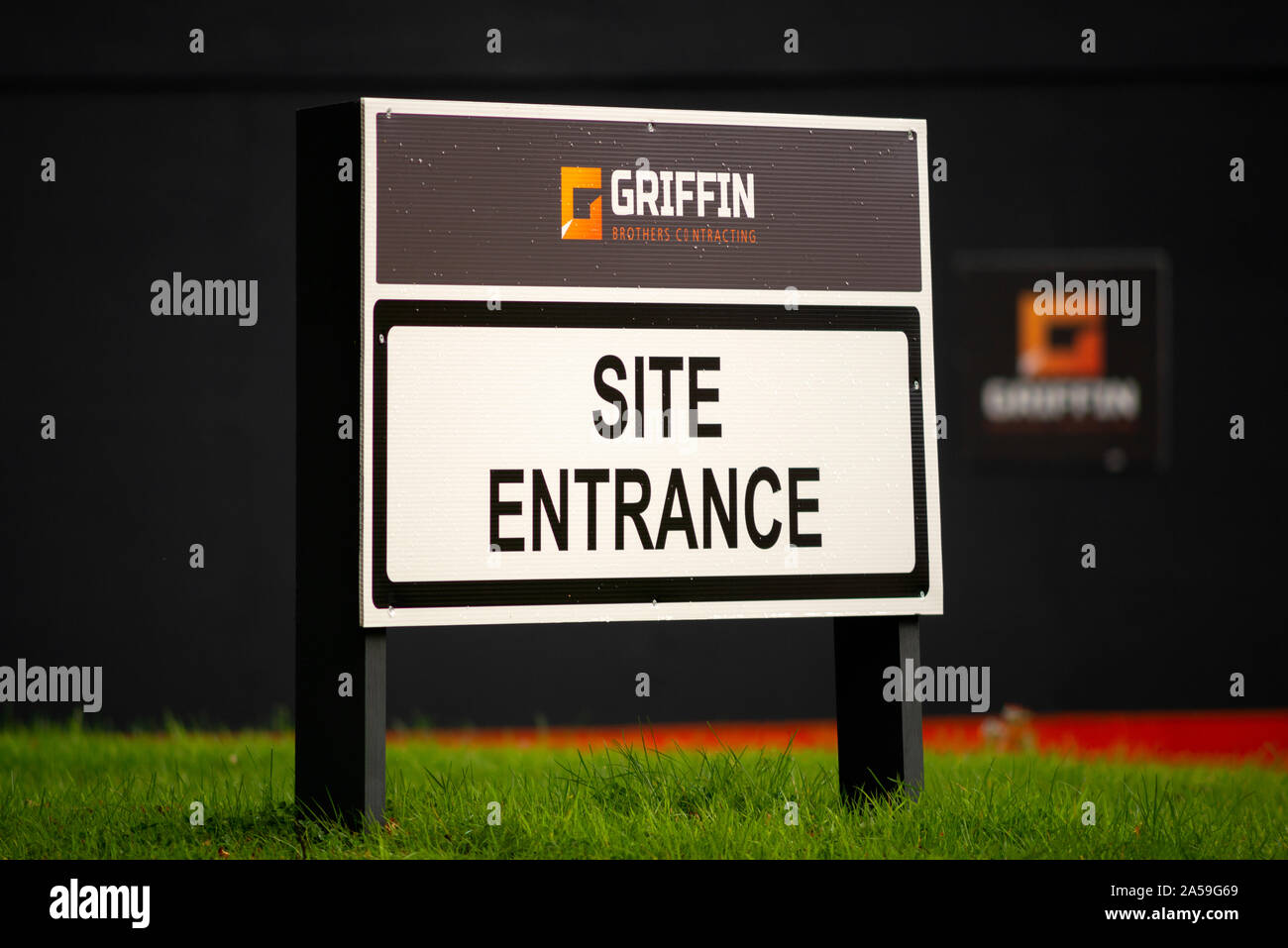 Logo Griffin Brothers Contractors e cartello di ingresso al sito Foto Stock