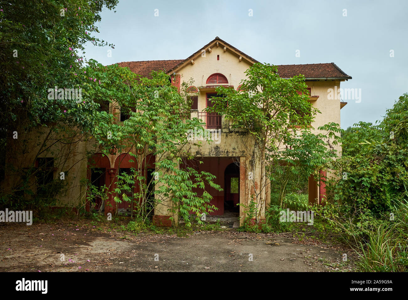 Un abbandonati, vecchia casa in Kuala Lipis, Pahang, Malaysia. Il grand house un tempo appartenuto a ufficiali britannici, i funzionari del governo. Foto Stock