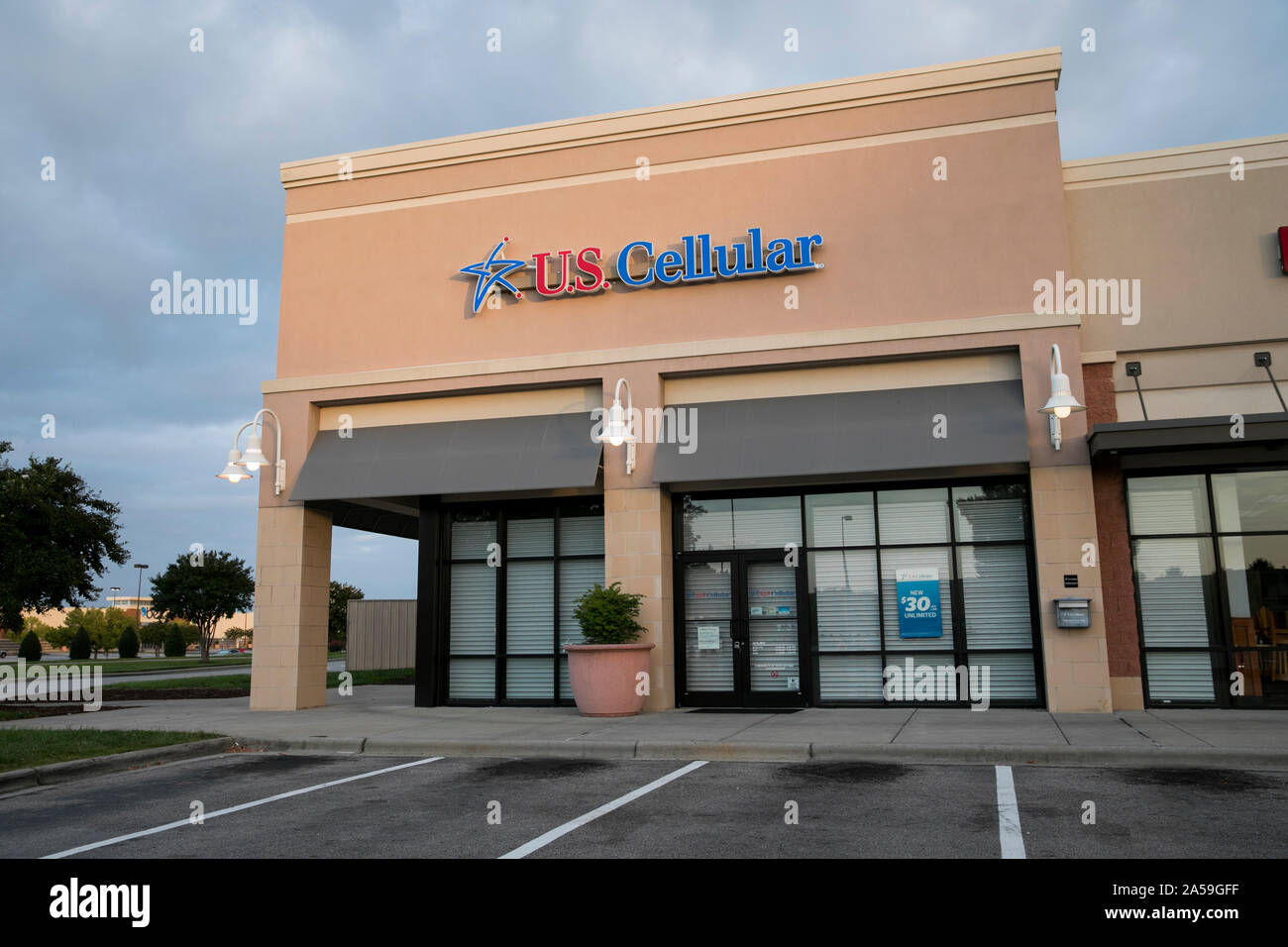 Un segno del logo al di fuori di Stati Uniti Cellular store in Wilson, Carolina del Nord il 14 settembre 2019. Foto Stock