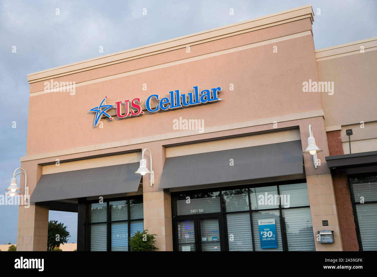 Un segno del logo al di fuori di Stati Uniti Cellular store in Wilson, Carolina del Nord il 14 settembre 2019. Foto Stock