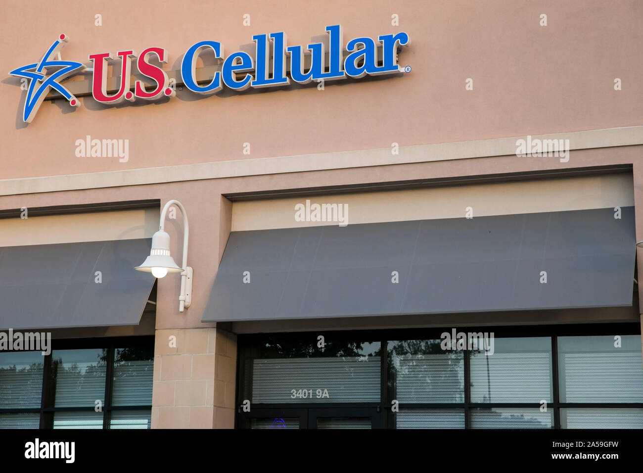 Un segno del logo al di fuori di Stati Uniti Cellular store in Wilson, Carolina del Nord il 14 settembre 2019. Foto Stock