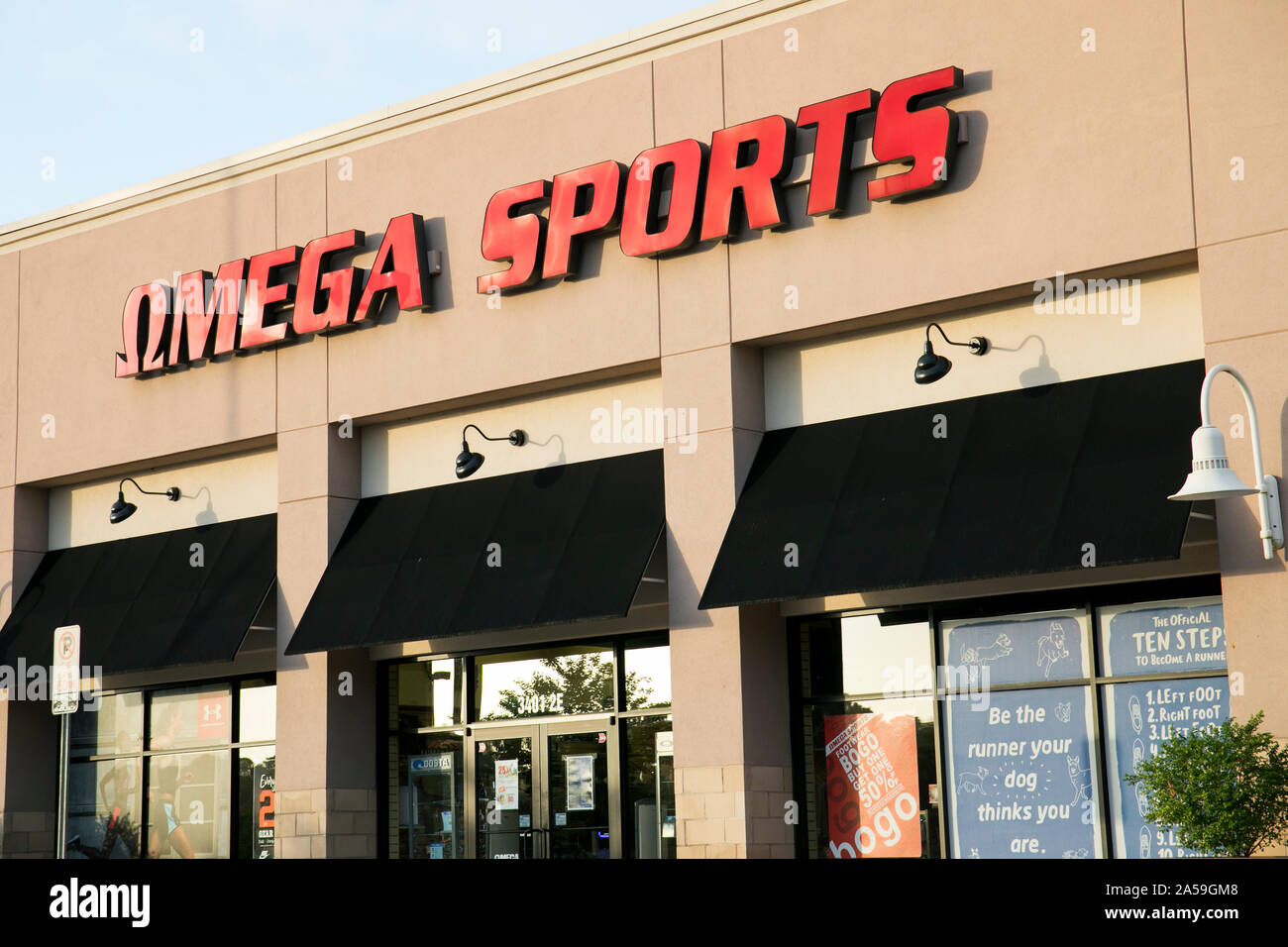 Un logo segno esterno di una omega sport store in Wilson, Carolina del Nord il 14 settembre 2019. Foto Stock
