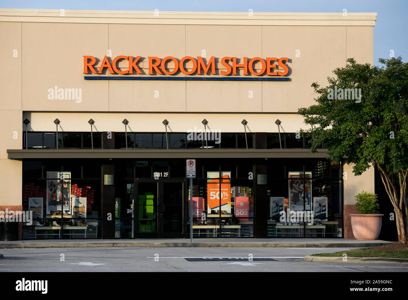 Un logo segno esterno di una cremagliera scarpe camera store in Wilson, Carolina del Nord il 14 settembre 2019. Foto Stock