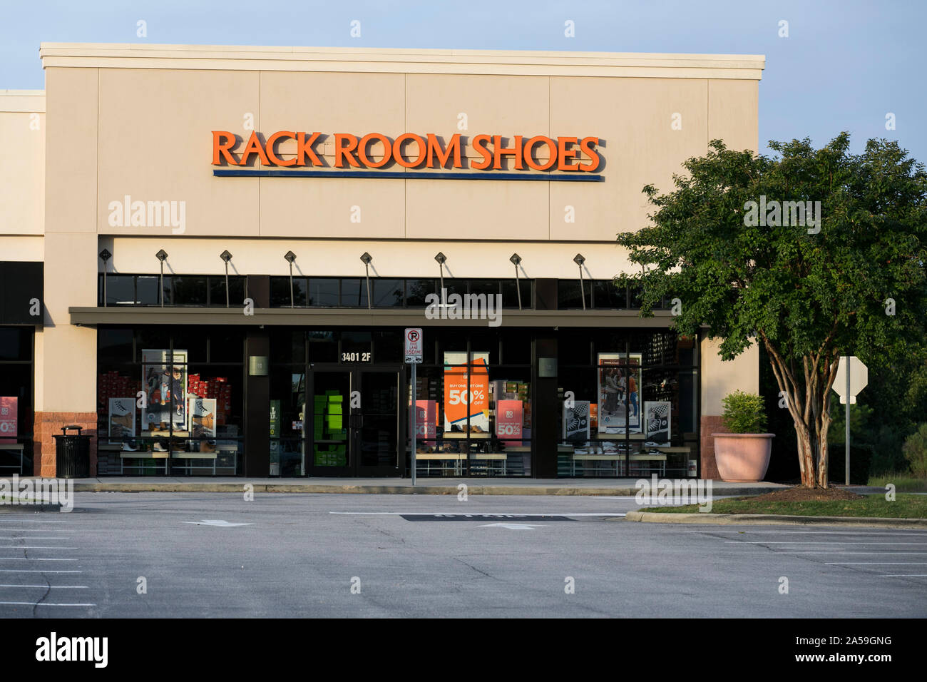 Un logo segno esterno di una cremagliera scarpe camera store in Wilson, Carolina del Nord il 14 settembre 2019. Foto Stock