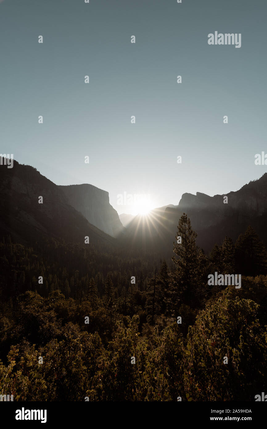 La valle di Yosemite National Park Tunnel punto di vista Sunrise Foto Stock