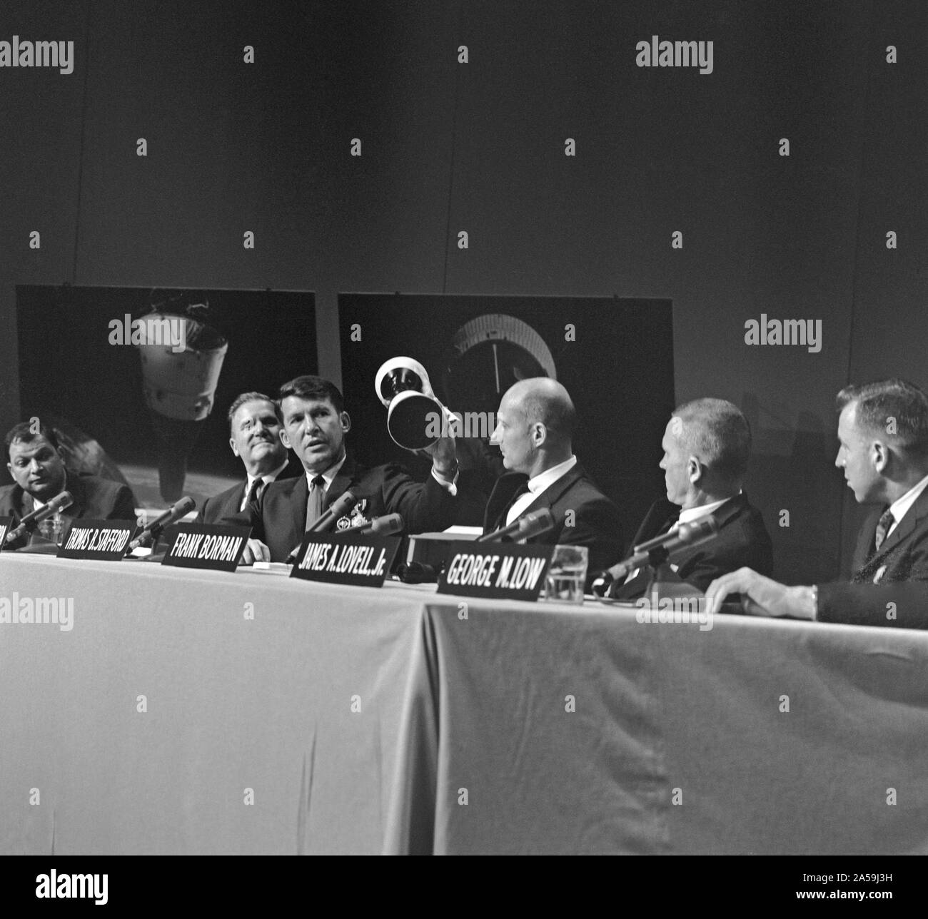 (3 gennaio 1966) --- vista la Gemini 6 e 7 conferenza stampa. Da destra a sinistra sono amministratore della NASA James E. Webb; MSC Vice Direttore George M. bassa; e gli astronauti James A. Lovell Jr., Frank Borman, Thomas B. Stafford e Walter Schirra M.. Foto Stock