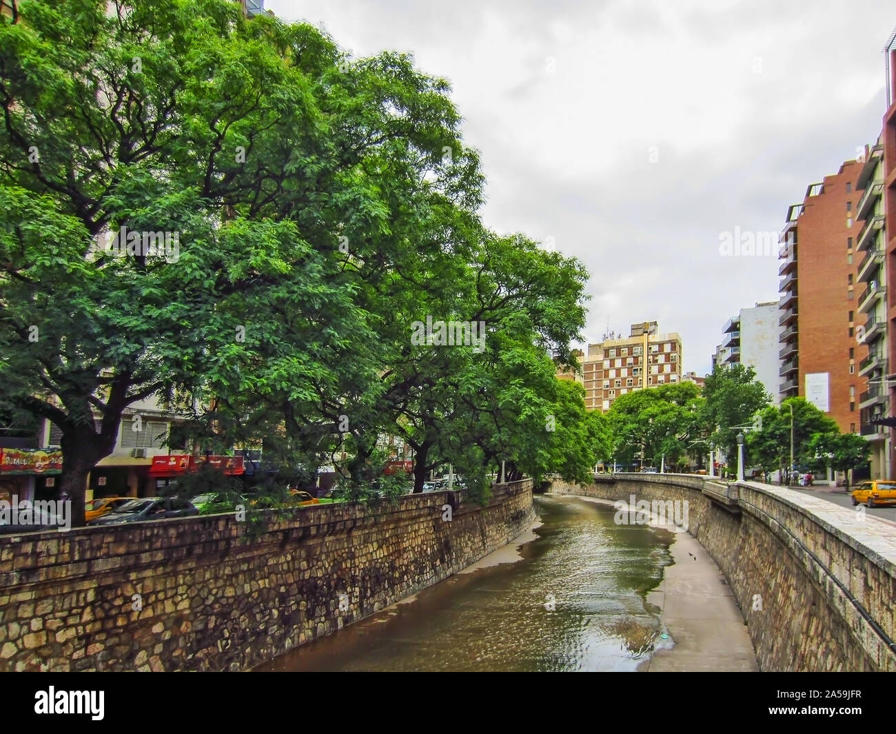 La Cañada, simbolo della città di Córdoba, è l'incanalamento parziale di un torrente, affluente del fiume Suquía, che attraversa la parte centrale del ci Foto Stock