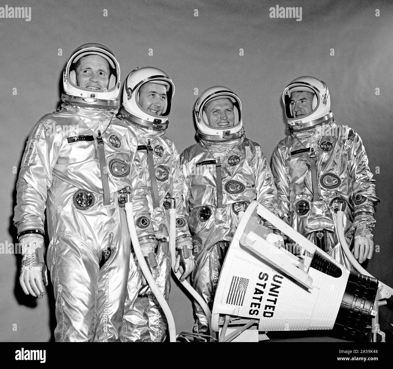 (10 Sett. 1964) --- Vista della Gemini-4 Il primo equipaggio e equipaggio di riserva di pressione adatta. Essi sono in piedi intorno a un modello di veicolo spaziale Gemini. Da sinistra a destra gli astronauti sono Edward H. White II, pilota; James McDivitt A., il comando pilota; Frank Borman e James A. Lovell Jr., equipaggio di riserva. Foto Stock