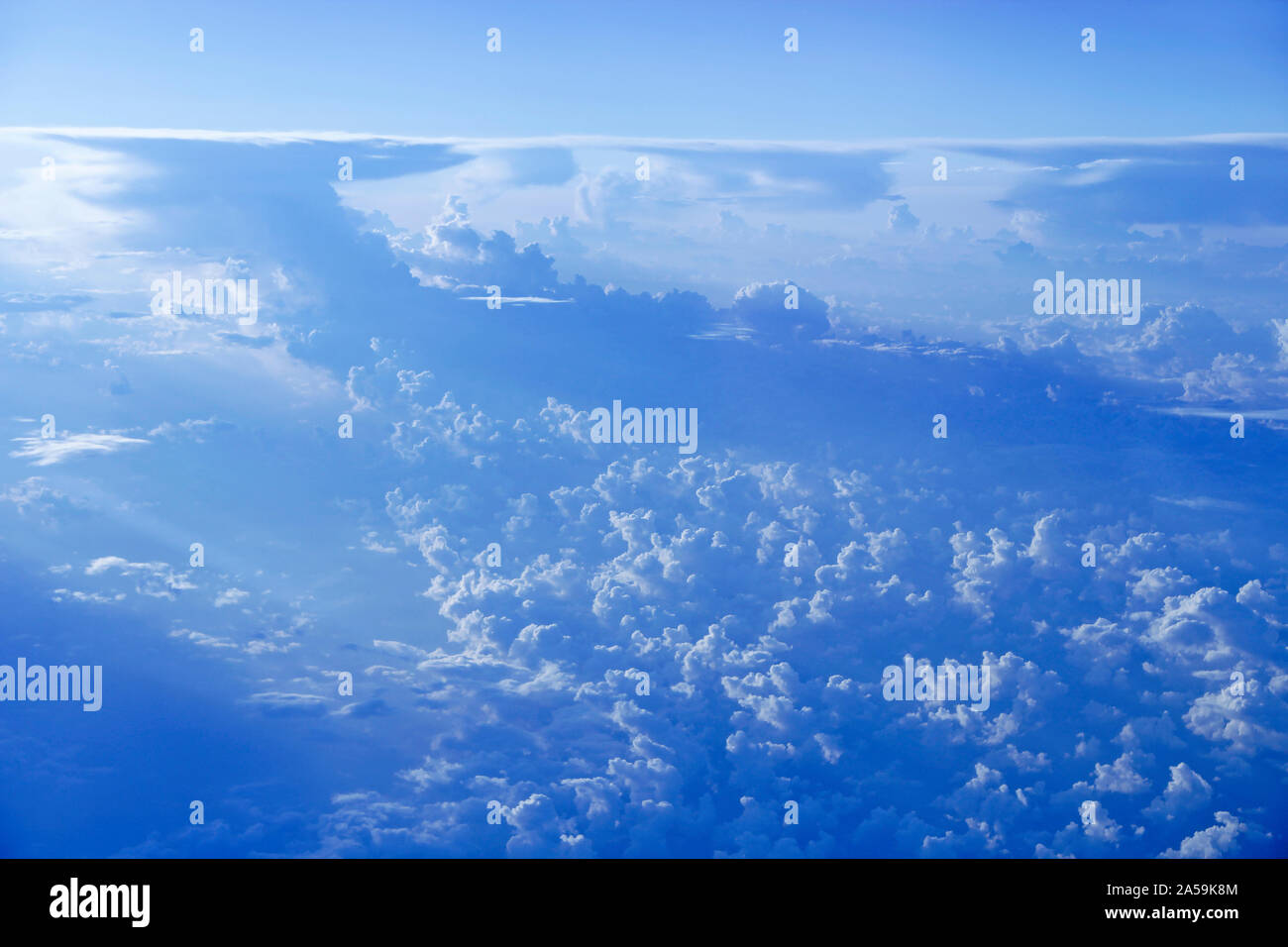 Bella nuvole bianche sul cielo blu. Nuvole bianche sul Cielo di estate. Panorama celeste. Paesaggio del cielo con le nuvole Foto Stock