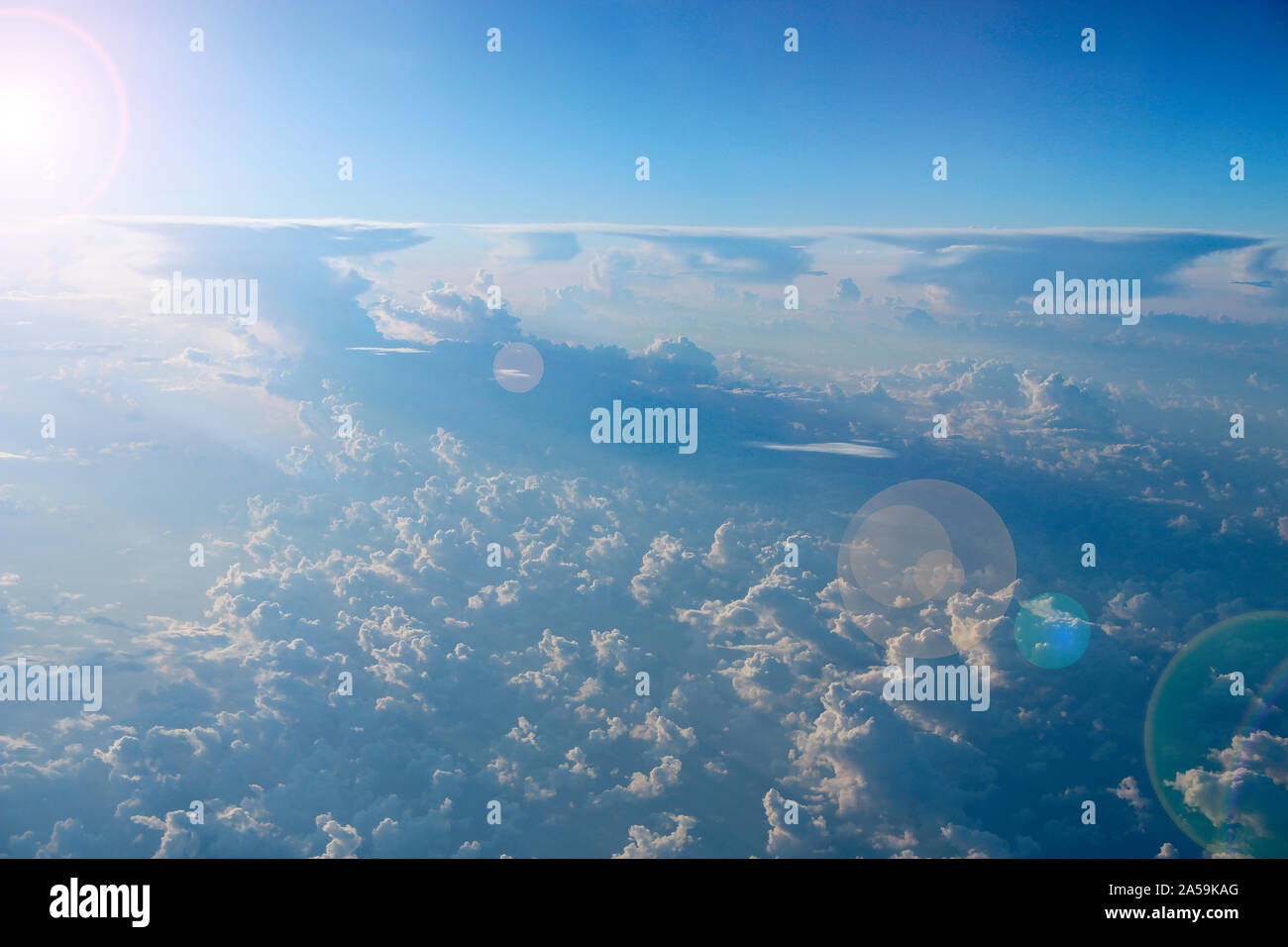 Bella nuvole bianche sul cielo blu. Nuvole bianche sul Cielo di estate. Panorama celeste. Paesaggio del cielo con le nuvole. Raggi di sole illuminano al di sopra di nuvola bianca Foto Stock