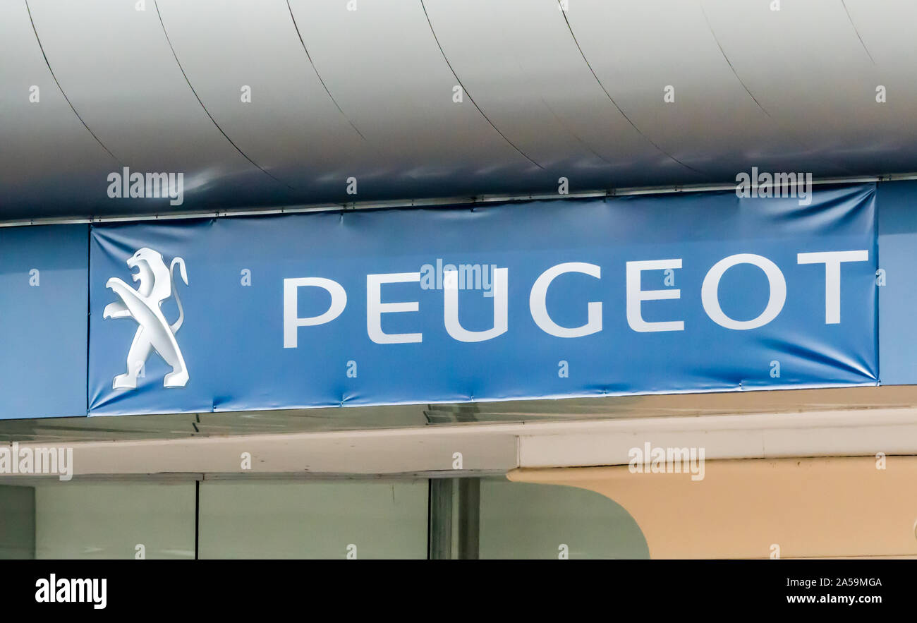 Peugeot banner o segno di visualizzazione sotto il tetto di un edificio in Sud Africa Foto Stock