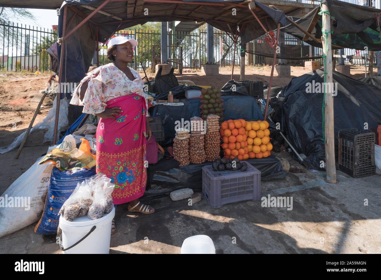 Frutta rurale e il dado venditore, trader, fornitore, Donna vendita di frutti in Africa, in Hazyview, Mpumalanga, Sud Africa operando come una piccola azienda Foto Stock