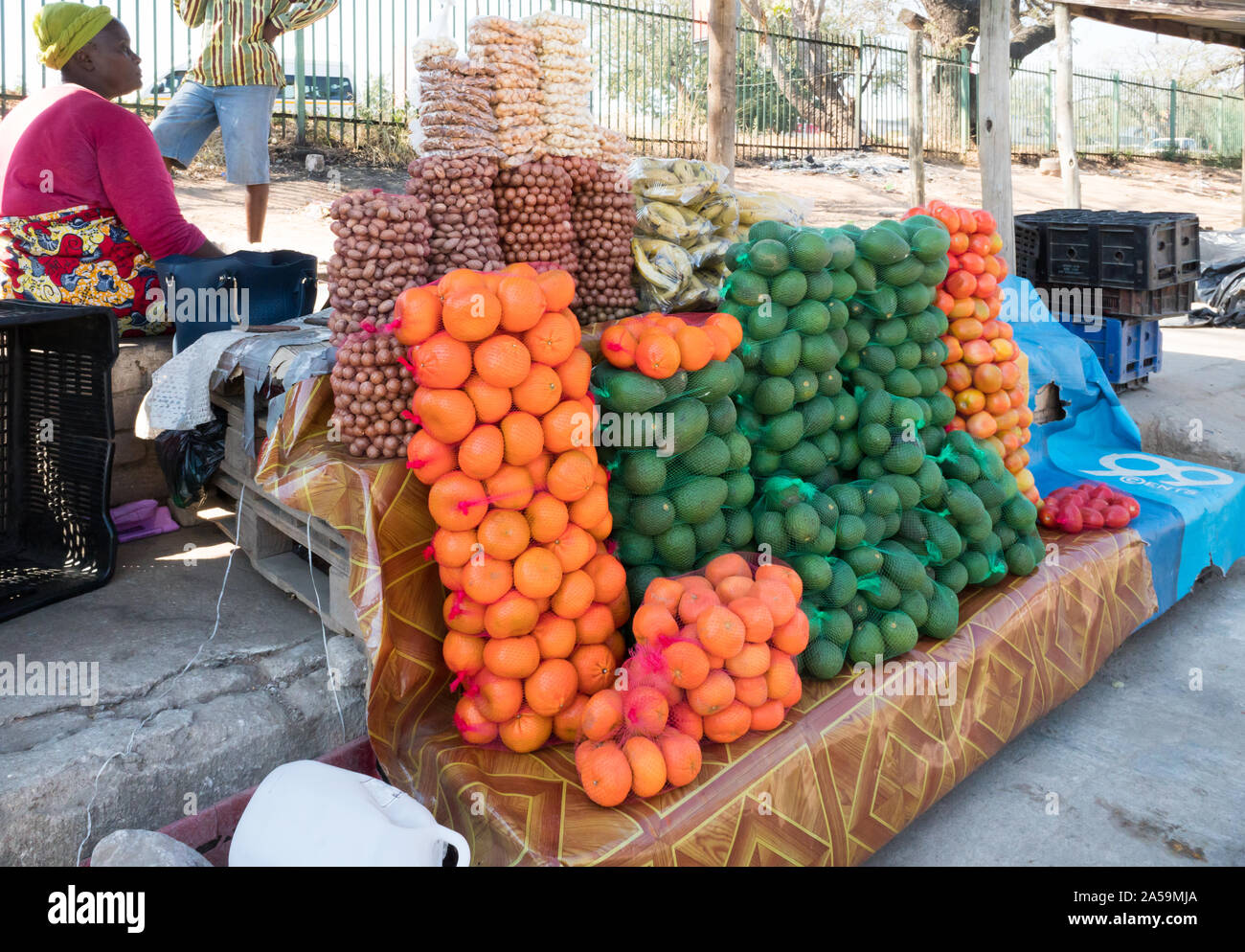 La frutta e la verdura venditore, Donna vendita di frutta, street commerciante o venditore in un mercato di Hazyview, Mpumalanga, Sud Africa Foto Stock