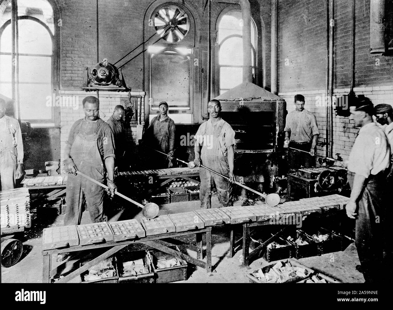 Gli uomini di colata di metallo fuso in stampi in Government Printing Office, Washington D.C. Foto Stock