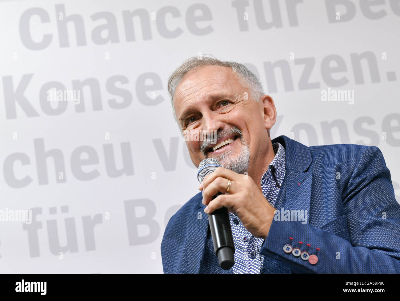 17 ottobre 2019, Assia, Frankfurt/Main: il danese autore di bestseller Jussi Adler-Olsen alla Fiera del Libro di Francoforte. Foto: Jens Kalaene/dpa-Zentralbild/ZB Foto Stock