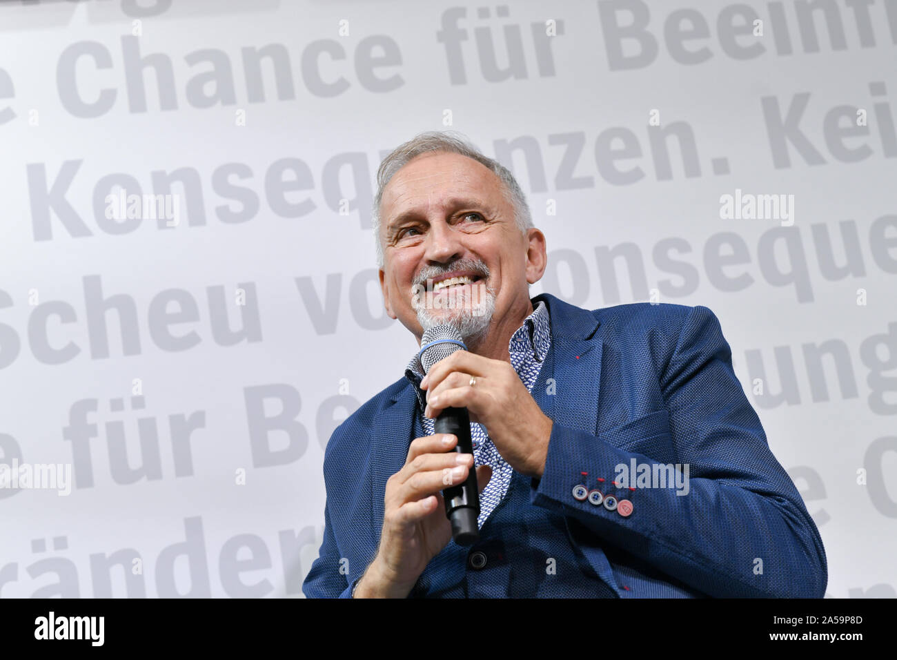 17 ottobre 2019, Assia, Frankfurt/Main: il danese autore di bestseller Jussi Adler-Olsen alla Fiera del Libro di Francoforte. Foto: Jens Kalaene/dpa-Zentralbild/ZB Foto Stock