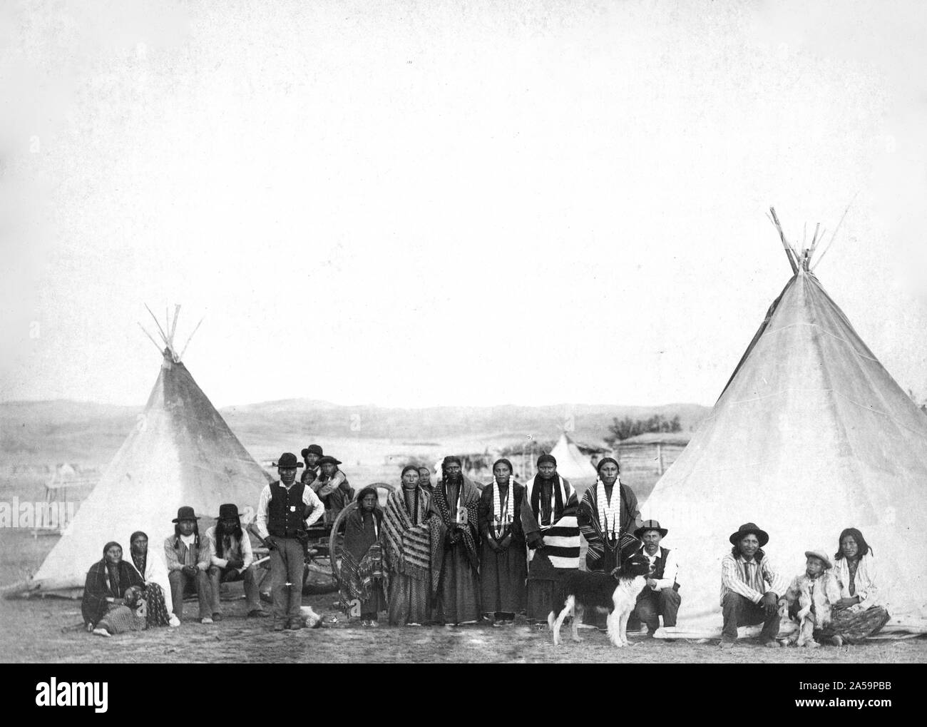 La foto mostra il diciannove Miniconjou uomini, donne e bambini, poste tra due tipis. Foto Stock