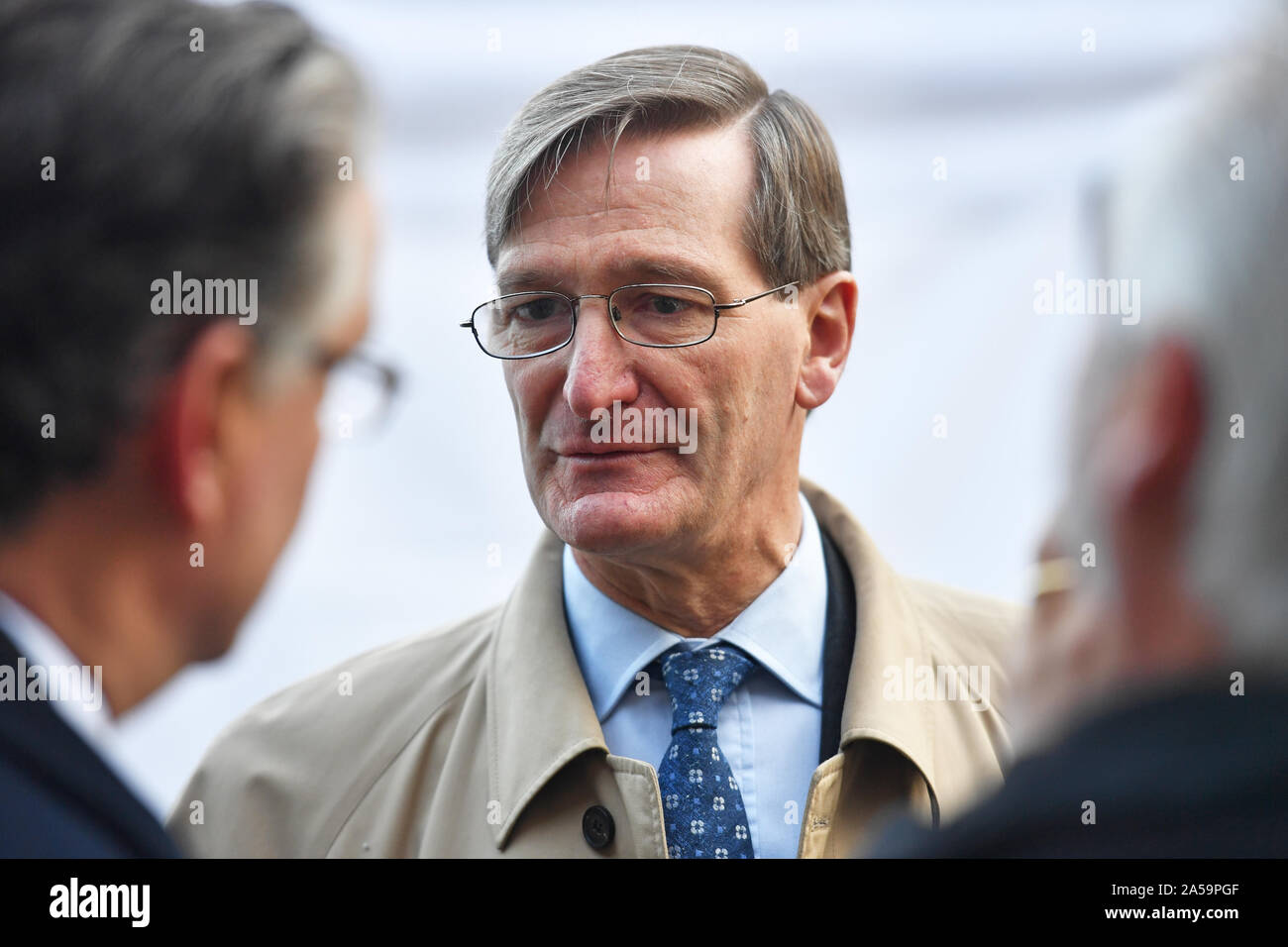 Dominic Grieve MP, che ha perso il conservatore frusta, arriva presso la sede del Parlamento a Londra prima del primo ministro Boris Johnson offrendo una dichiarazione in House of Commons il suo nuovo Brexit deal dopo il Consiglio europeo, su quello che è stato battezzato 'Super sabato". Foto Stock