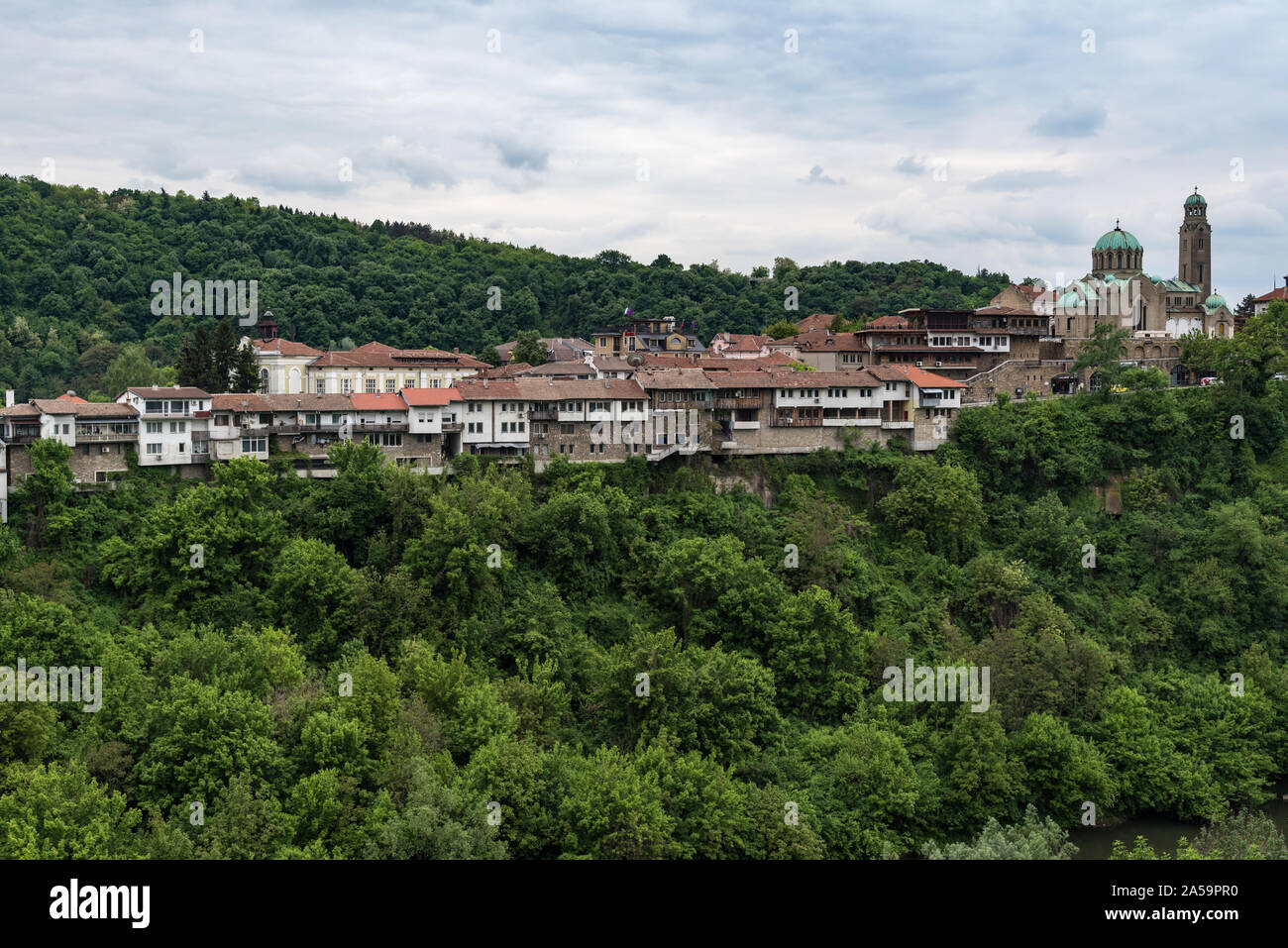 Vista di Veliko Tarnovo città vecchia e la Cattedrale di Rozhdestvo Bogorodichno ( Natività della Vergine). La Bulgaria. Foto Stock