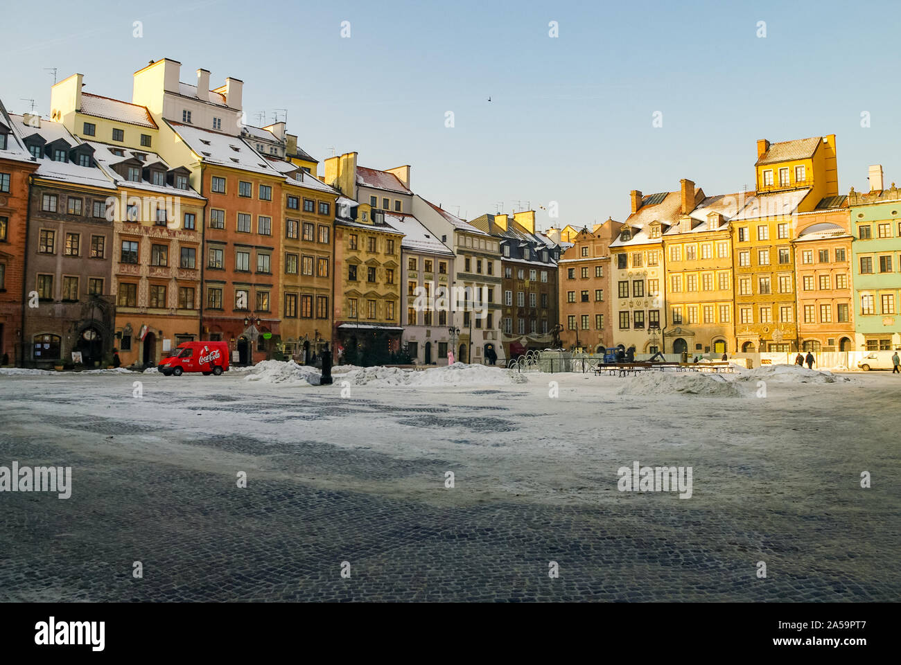 Varsavia, Polonia - 5 Gennaio 2011: case nella città vecchia piazza del mercato, Varsavia, Polonia. Periodo invernale con la neve Foto Stock