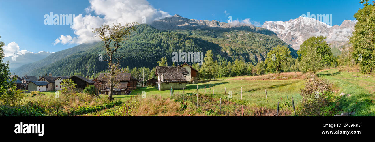 Catena alpina. Villaggio di montagna di Macugnaga e il Monte Rosa, Italia Foto Stock