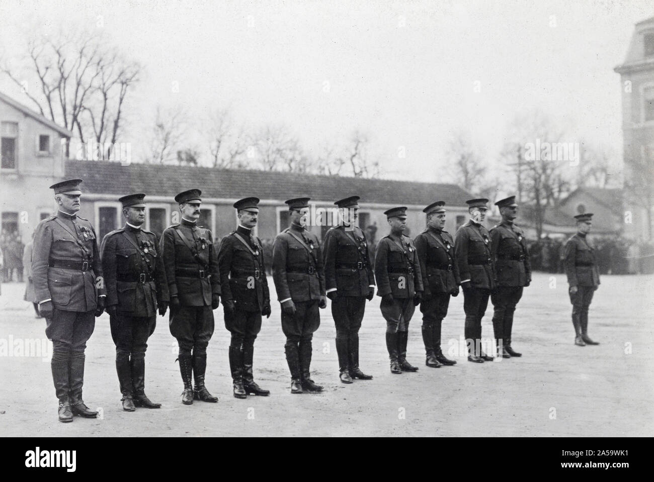 La nuova presidenza della Legione di Onore e di un cavaliere. La cerimonia si è svolta nel cortile della American quartier generale a Chaumont per tutti i destinatari sono ufficiali americani. Da sinistra a destra: il maggiore generale Hanson E. Ely, Briga. Gen. Wendell C. Neville, U.S. Marine Corps; Brig. Gen. Campbell re; grande. Gen. F.R. McCoy; Brig. Gen. L.R. Holbrook; Col. Carl Boyd; Col. Robert A. Marrone; Col. J.A. Logan; Lt. Col P.H. Clark; . Robert Bacon; Le Chevalier, Lt. James W. Wilson. Decorate dal maresciallo Petain. Foto Stock