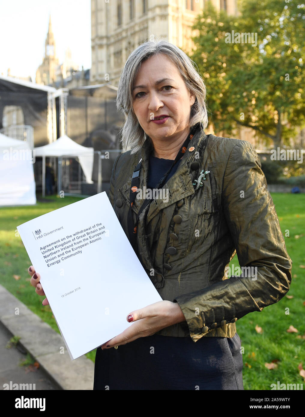 MP Liz Saville-Roberts trattiene una copia dell'accordo di ritiro al di fuori della sede del parlamento di Londra davanti al Primo Ministro Boris Johnson offrendo una dichiarazione in House of Commons il suo nuovo Brexit deal dopo il Consiglio europeo, su quello che è stato battezzato 'Super sabato". Foto Stock