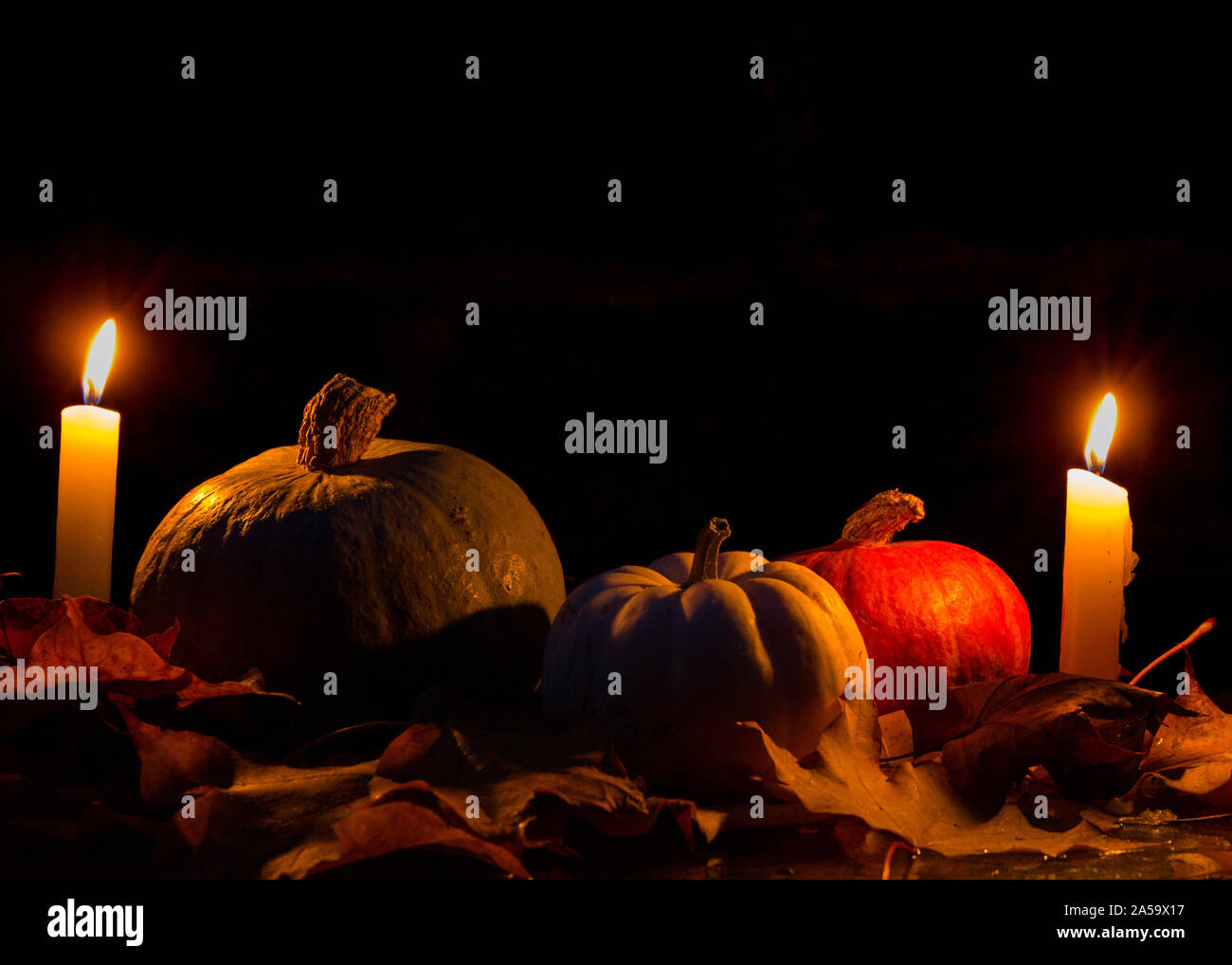 Autunno ancora in vita di Squash su foglie, Halloween immagine, candela accesa immagine Foto Stock
