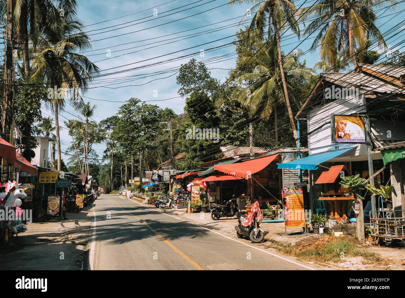 Scena di strada al sole sulla spiaggia di Koh Chang island Foto Stock