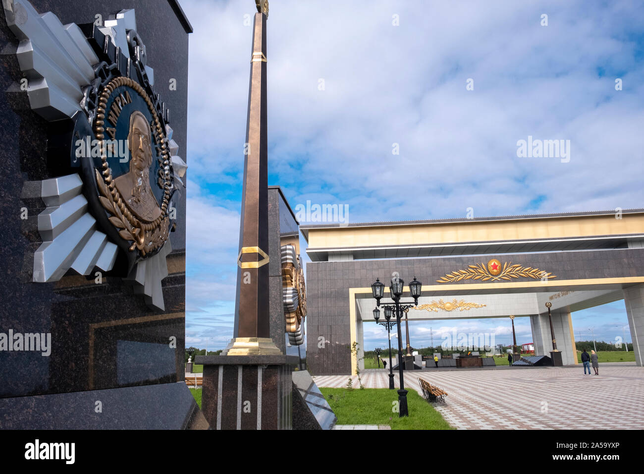 Monumenti a Piazza della Vittoria il parco del settantesimo anniversario della grande vittoria. Salekhard, Ural, Russia Foto Stock