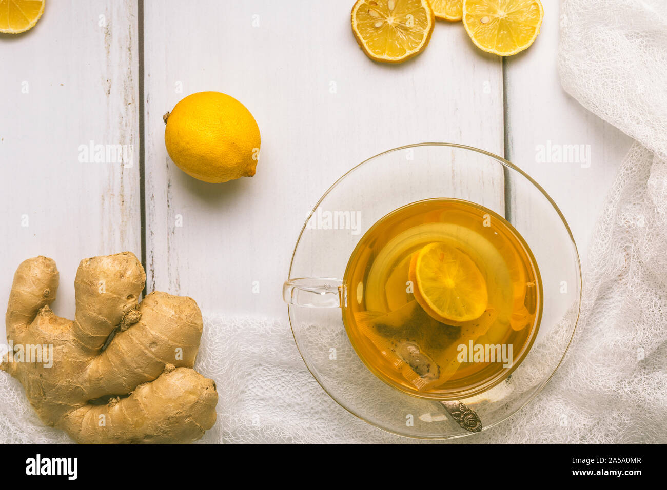 Un sano, organico tè verde con zenzero affettato e limone in un bicchiere di vetro, foto da sopra il piano prospettiva laici. Esiste un intero pezzo di zenzero, un wh Foto Stock