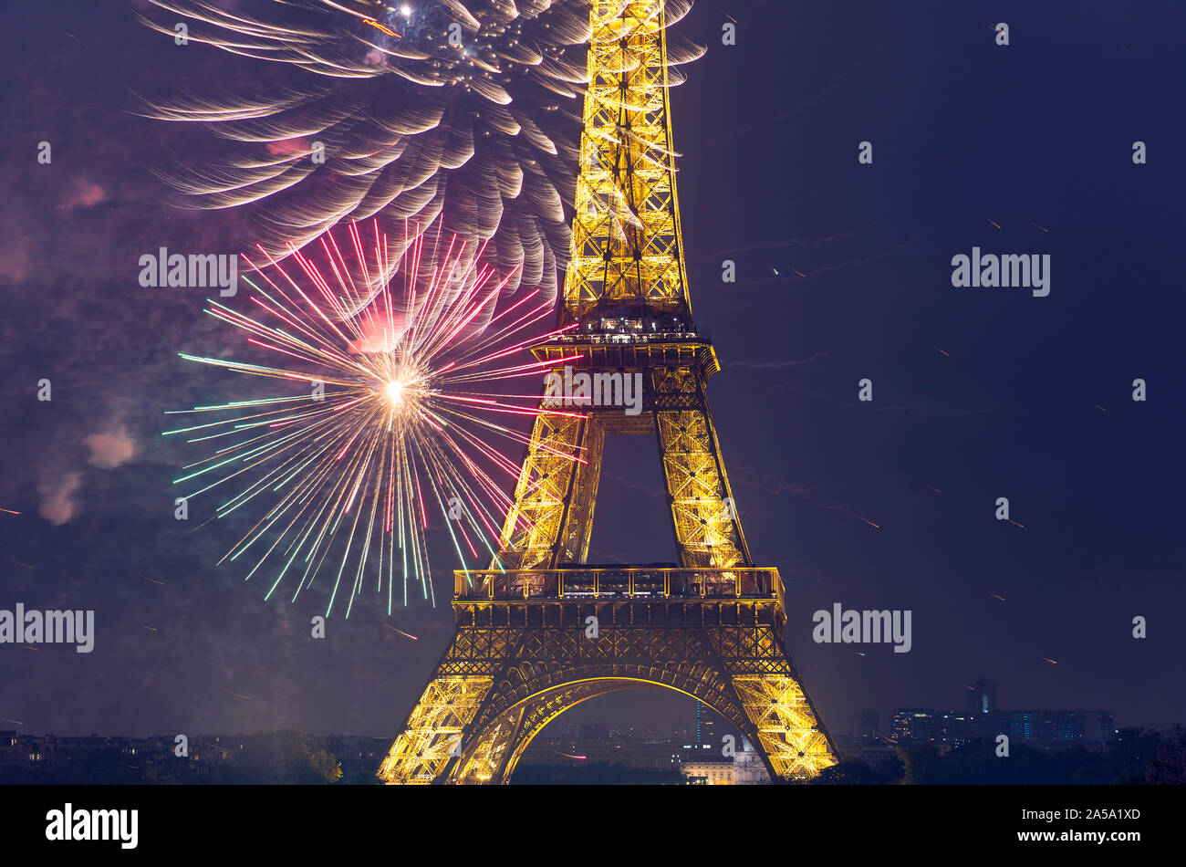 Parigi - maggio 06: Torre Eiffel illuminata al crepuscolo. Tempo di notte a Parigi nel maggio 06. 2017 in Francia Foto Stock