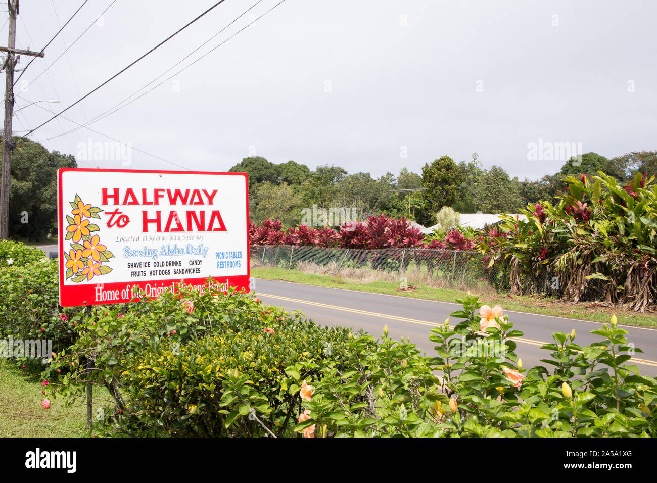 A metà strada a Hana il cartello stradale sulla strada di Maui, Hawaii Foto Stock