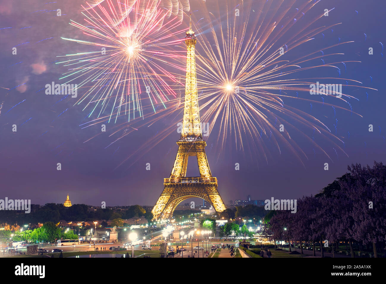 Parigi - maggio 06: Torre Eiffel illuminata al crepuscolo. Tempo di notte a Parigi nel maggio 06. 2017 in Francia Foto Stock