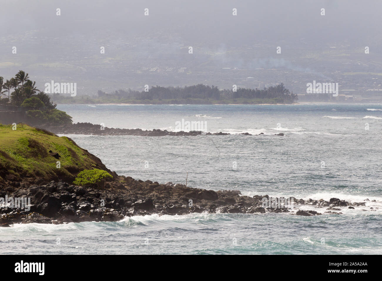 Maui surf e la costa rocciosa di Hana autostrada Foto Stock