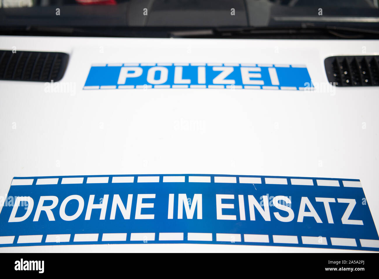 17 ottobre 2019, Baden-Wuerttemberg, Stetten am kalten Markt: una polizia veicolo di emergenza con la scritta 'drone in azione' è parcheggiato in un parcheggio. All'inizio del Baden-Württemberg esercizio antiterrorismo (BWTEX) 2019, ci sarà una manifestazione pubblica di tutte le organizzazioni rappresentate durante l'esercizio. La polizia e le Forze Armate sono la pratica di lotta congiunta contro il terrorismo e la cooperazione civile-militare a livello di terra. Foto: Tom Weller/dpa Foto Stock