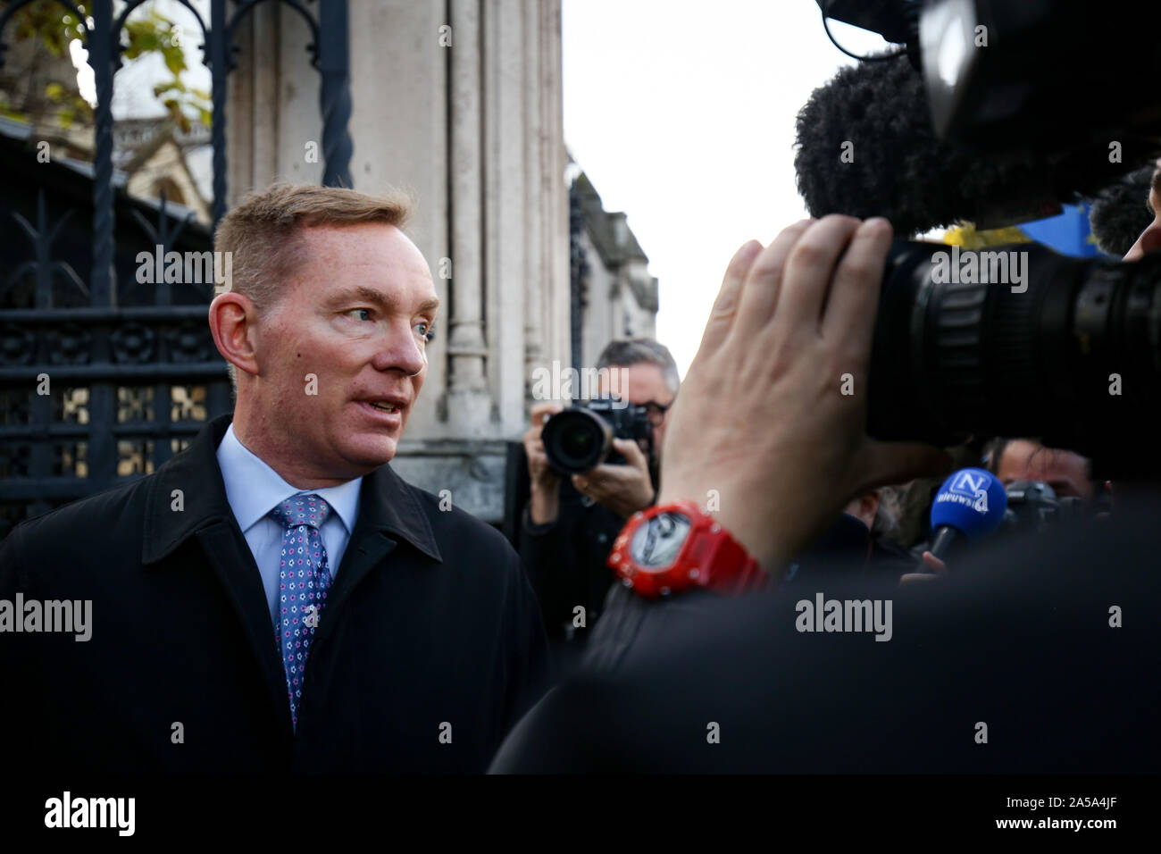 La manodopera MP Chris Bryant arriva presso la sede del Parlamento a Londra prima del primo ministro Boris Johnson offrendo una dichiarazione in House of Commons il suo nuovo Brexit deal dopo il Consiglio europeo, su quello che è stato battezzato 'Super sabato". Foto Stock