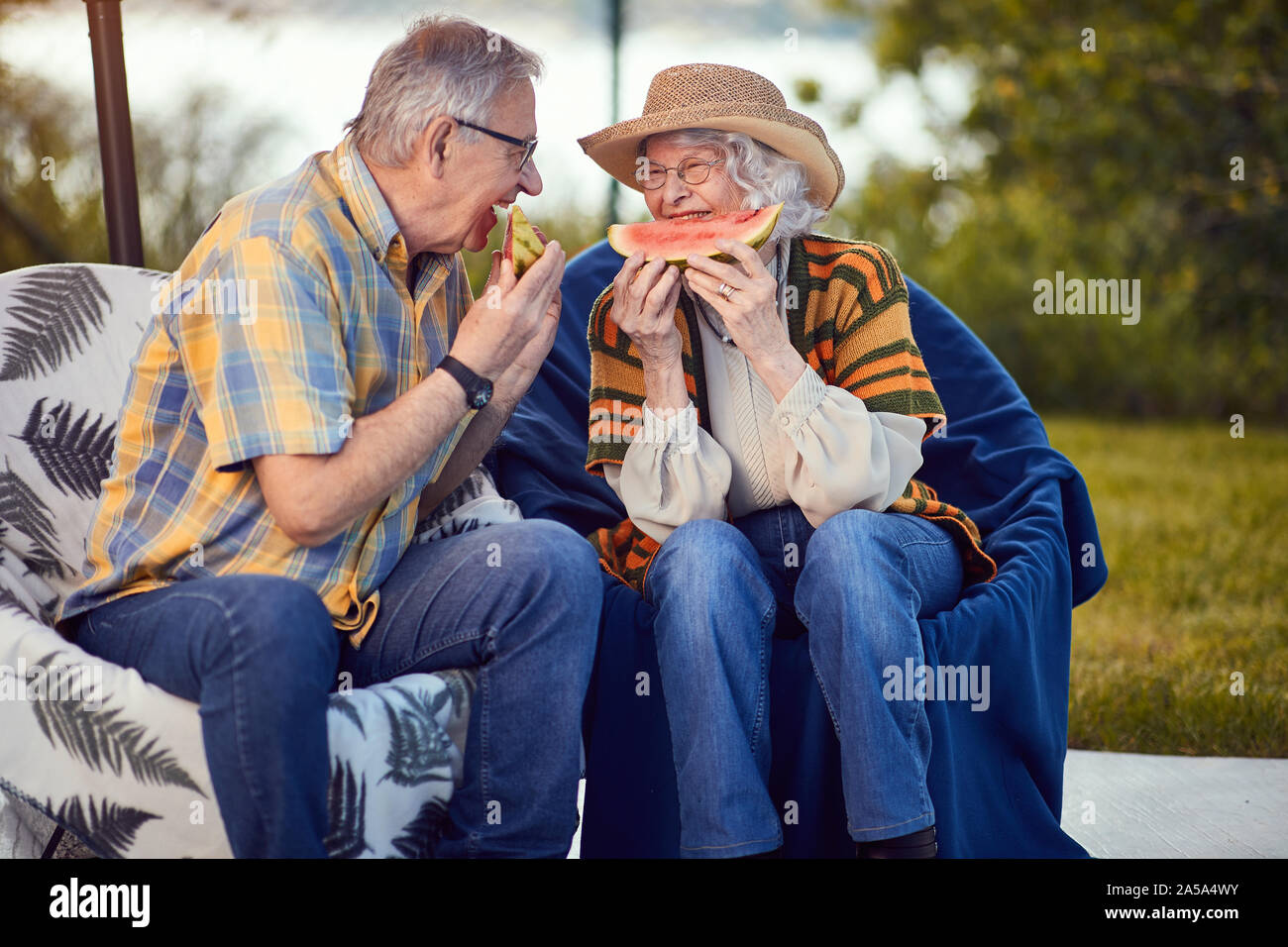 Sorridente Coppia matura sulla vacanza romantica mangiando anguria Foto Stock