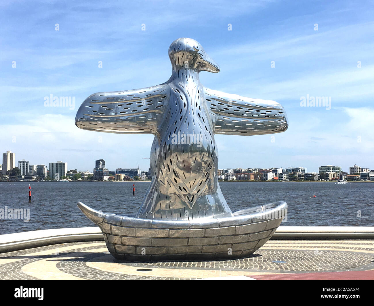 Una scultura in Perth (Australia) di un gigante di Silver Bird, chiamato "Primo contatto'. Creato da Laurel Nannup per onorare i primi europei in Australia. Foto Stock